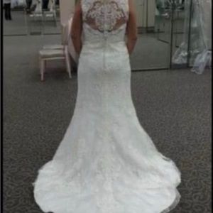 Ivory wedding dress! Only worn to try on. Still has tags.